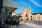 Warszawa - Katedra Polowa WP na tle Pomnika Powstańców Warszawy