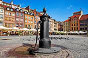 Warszawa - zabytkowa pompa na Rynku Starego Miasta