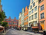 Gdańsk - uliczka staromiejska, w tle Stara Zbrojownia