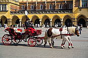 Kraków - Rynek Główny, dorożka przed Sukiennicami