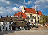 Kazimierz Dolny - Rynek z widokiem na kościół farny