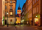 Warszawa - Stare Miasto, ulica Świętojańska, w tle Zamek Królewski