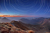 Na niebie widoczne ślady ruchu gwiazd, w dole światła Zakopanego - Tatry 