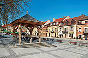 Sandomierz - Rynek z zabytkową studnią