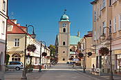 Rzeszów - ulica 3 Maja, w tle wieża kościoła farnego