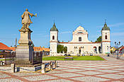 Tykocin -  pomnik Stefana Czarnieckiego i barokowy kościół na Dużym Rynku