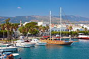 Grecja - wyspa Kos, widok z ruin zamku na port w Kos
