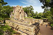 Sri Lanka, okolice Anuradhapury, 12m posąg Buddy Aukana