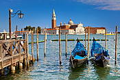 Wenecja - gondole na przystani, w tle kościół San Giorgio Maggiore