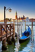 Wenecja - gondola na przystani