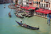 Wenecja - gondole na Kanale Grande – widok z Mostu Rialto