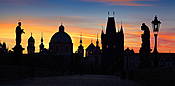 Czechy - Praga, widok z Mostu Karola o wschodzie słońca.