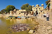 Indie - Jaisalmer. Święte jezioro Gadsisar. 