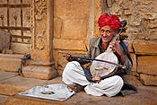 Indie - Fort Jaisalmer, uliczny muzykant.