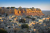 Indie - Fort i miasto Jaisalmer leżące poniżej.