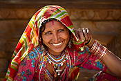 Indie - kobieta na targu w Jaisalmer.