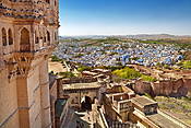 Indie - widok z Fortu Mehrangarh na masto Jodhpur.