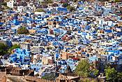 Indie - widok z Fortu Mehrangarh na masto Jodhpur.