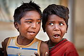 Indie - mali mieszkańcy Udaipur.