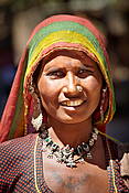 Indie - kobieta na targu w Pushkar.