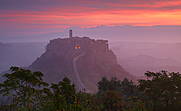 Bagnoregio o wschodzie słońca, Toskania, Włochy