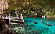 Cenote (studnia krasowa) "Dos Ojos", Yucatan, Meksyk