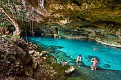 Cenote (studnia krasowa) "Dos Ojos", Yucatan, Meksyk
