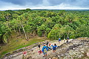 Turyści na szczycie świątyni, Lamanai, Belize