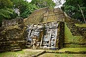 Starożytne ruiny Majów, Mask Temple, Lamanai, Belize