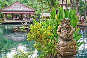 Święte źródła w Świątyni Gunung Kawi, Bali, Indonezja