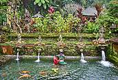 Święte źródła w Świątyni Gunung Kawi, Bali, Indonezja