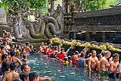 Kąpiele w świętych źródłach, Świątynia Pura Tirta Empul, Bali, Indonezja