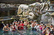 Kąpiele w świętych źródłach, Świątynia Pura Tirta Empul, Bali, Indonezja