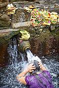 Kąpiele w świętych źródłach, Świątynia Pura Tirta Empul, Bali, Indonezja
