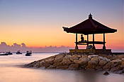Plaża w Sanur o wschodzie słońca, Bali, Indonezja
