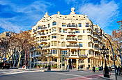 Kamienica "La Pedrera" zaprojektowana przez Antonio Gaudiego, Barcelona, Hiszpania